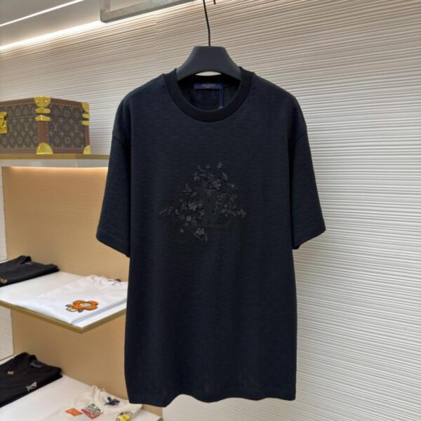 LOUIS VUITTON 黑花束暗格圓領短袖(OZ2CH1)